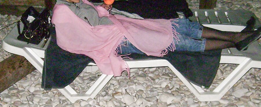 Donna Dora feet at the beach