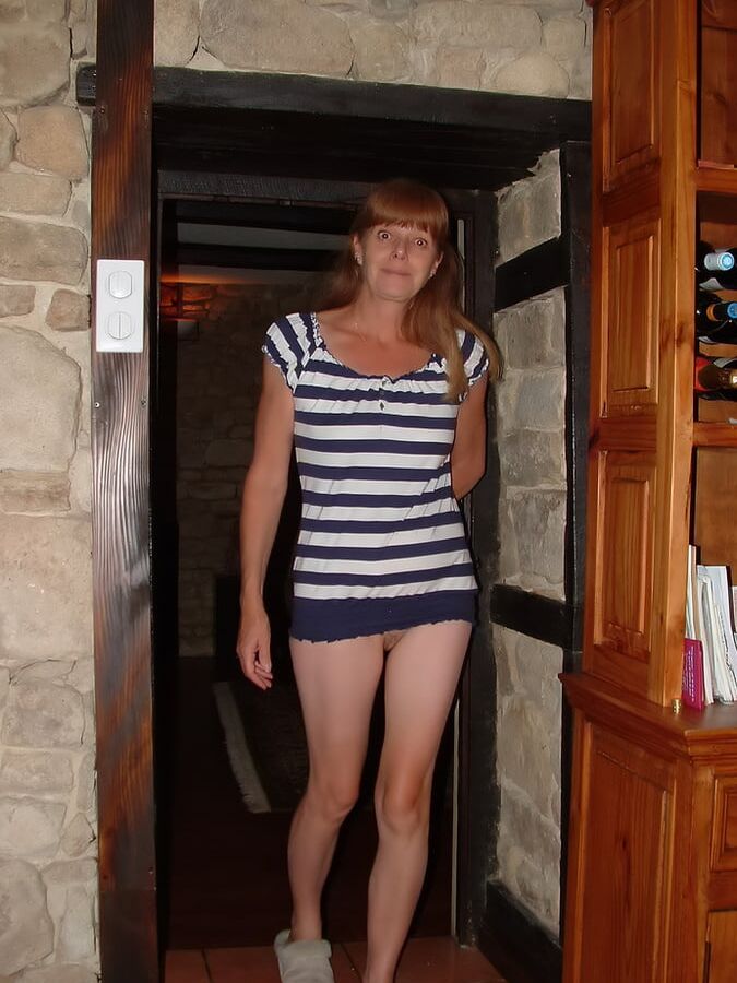 . Aussie Milf poses for hubby