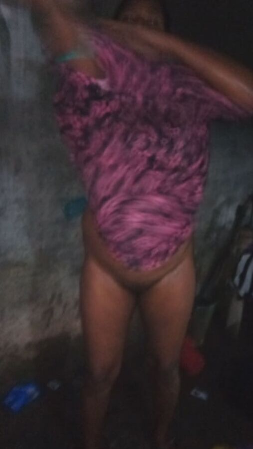 Indian desi villger wife bathing hot nude pic