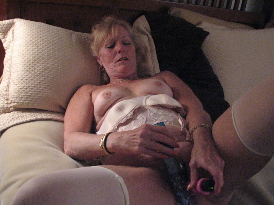 Mature beauty toying