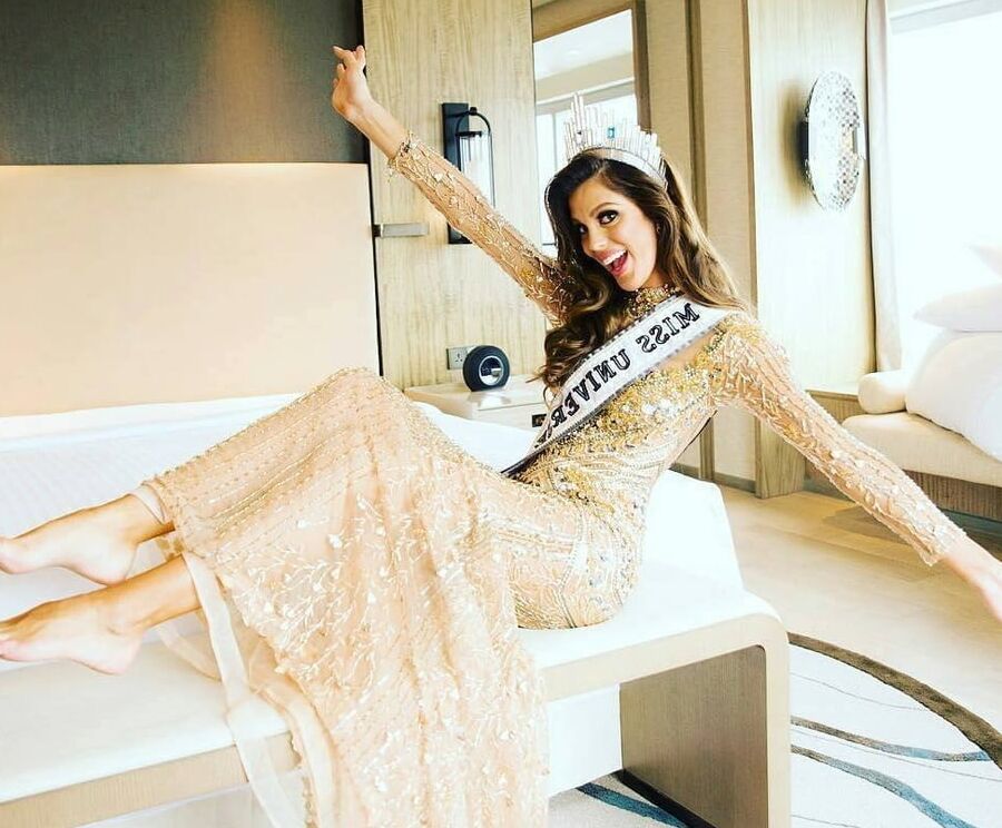 miss france pieds nues