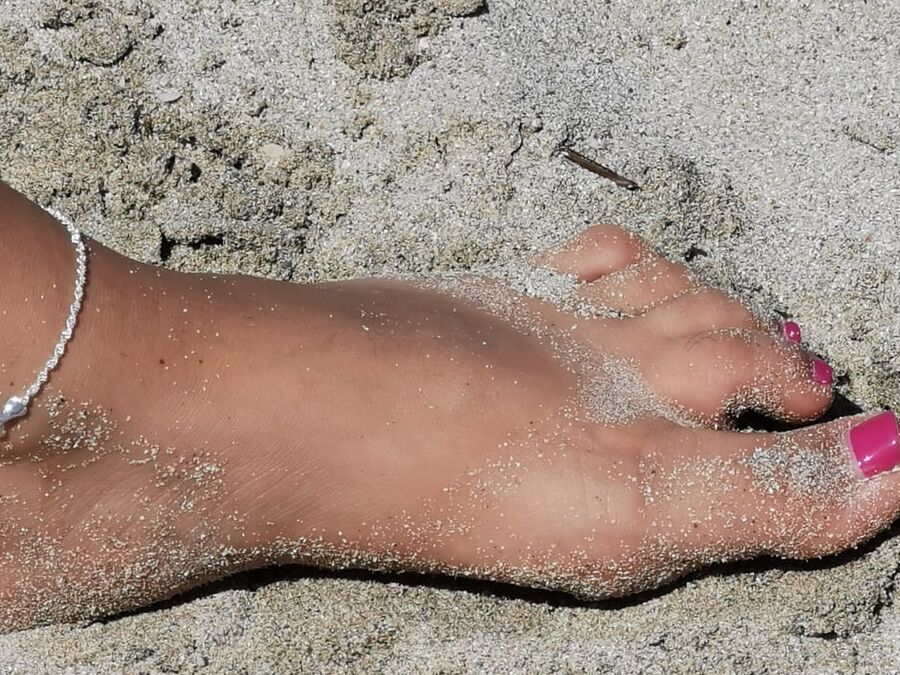 Donna Dora feet at the beach