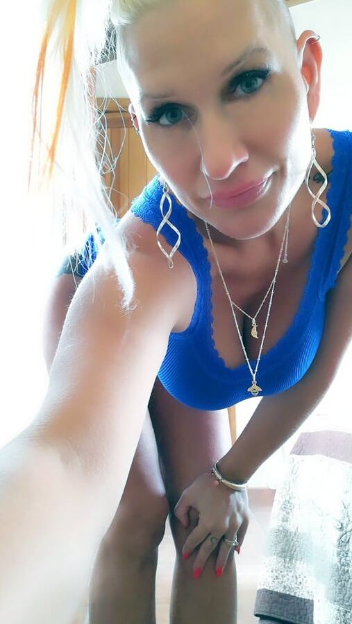 Hot blonde with nice tits
