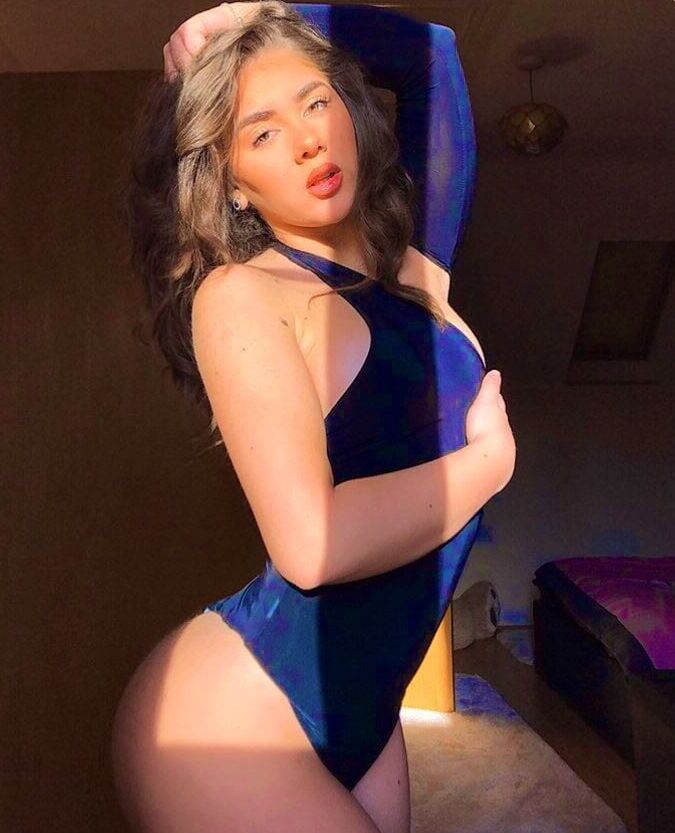 selfie woman lingerie ass sexy dressed