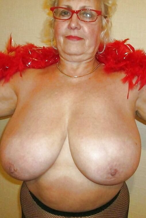 Aunt allows me to see the tits