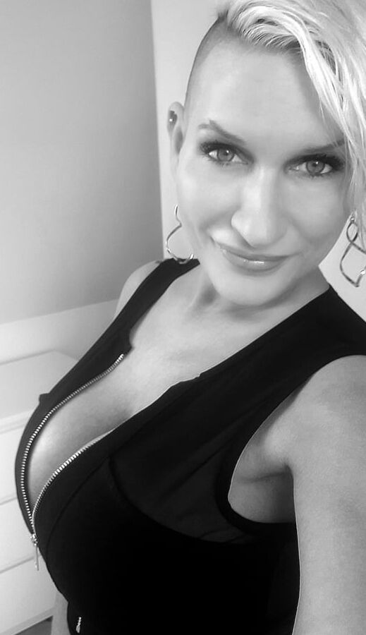 Hot blonde with nice tits