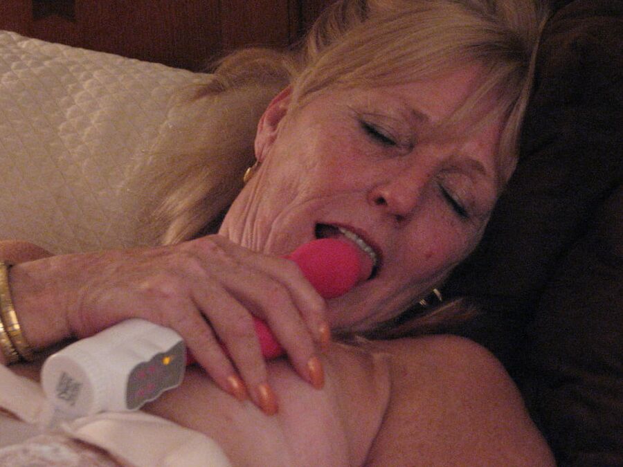 Mature beauty toying