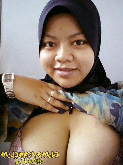 Awek Tudung Bontot Lebar