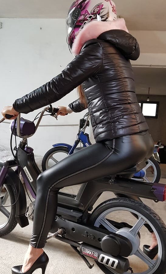 Sery in sexy leggings on Piaggio Si