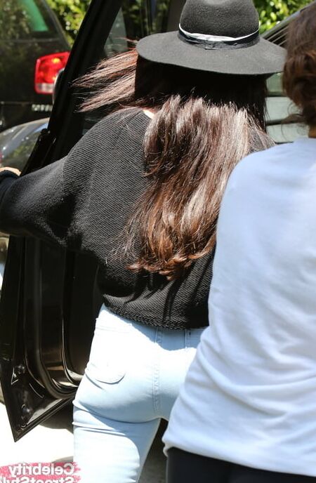 SELENA GOMEZ ... JUICY VAGINA CAMELTOE !!!