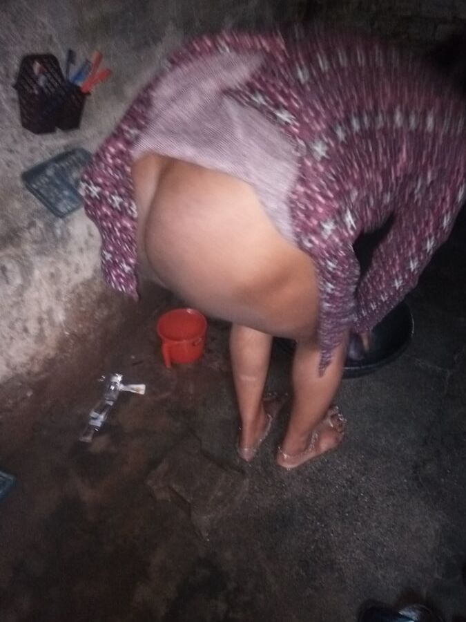 Indian desi villger wife bathing hot nude pic