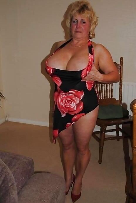 Aunt allows me to see the tits