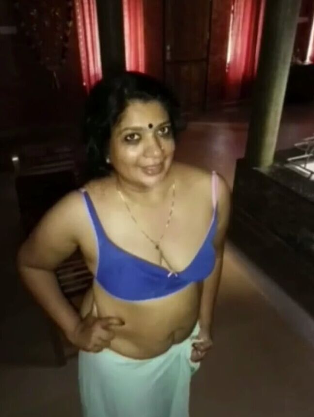Kozhikode mallu latha auntiyude kallavedi