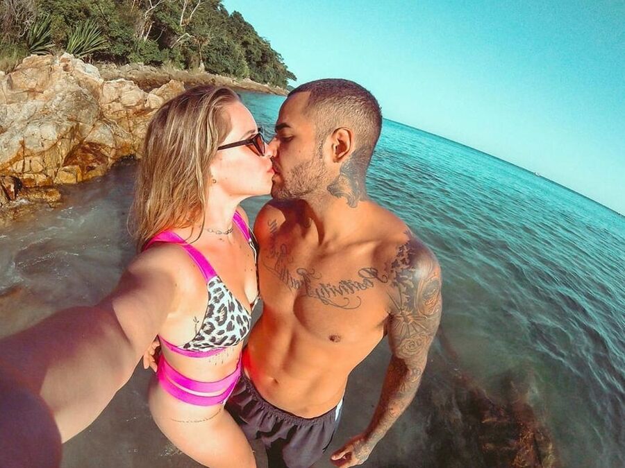 Loira tesuda, adora exibir o rabo branco gostoso