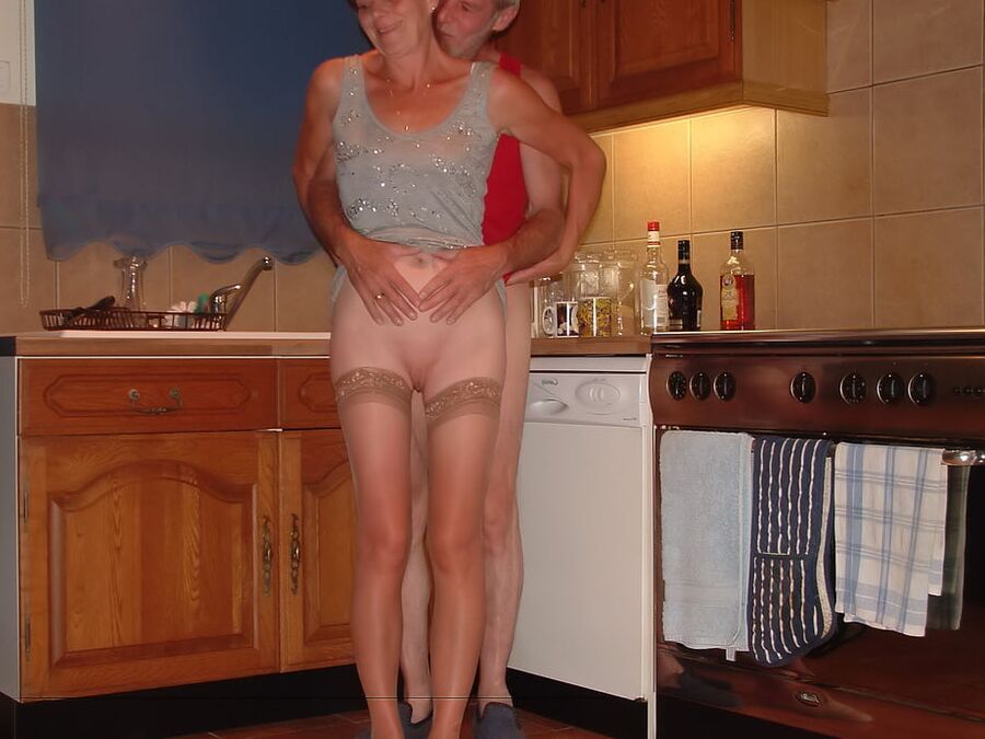 . Aussie Milf poses for hubby