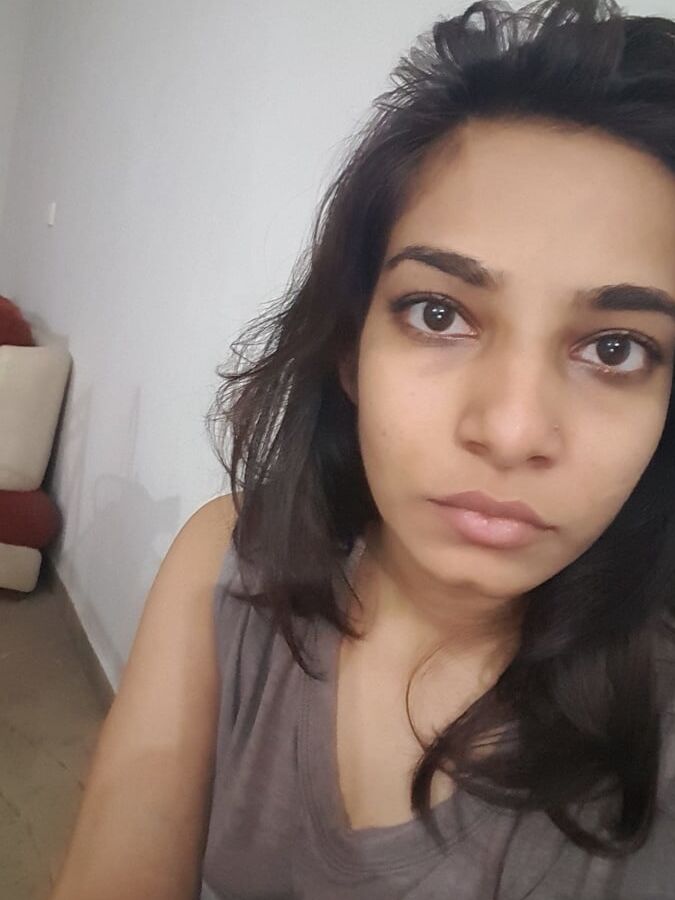 Desi Paki Girl Eman Selfies Leaked by BF