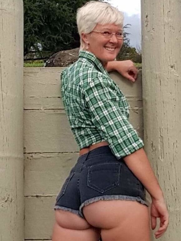 mom ass