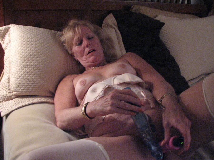 Mature beauty toying