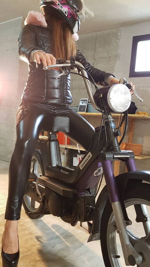 Sery in sexy leggings on Piaggio Si