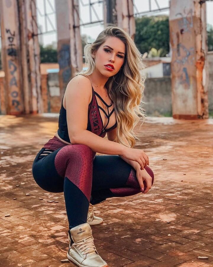 Loira tesuda, adora exibir o rabo branco gostoso