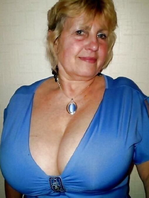 Aunt allows me to see the tits