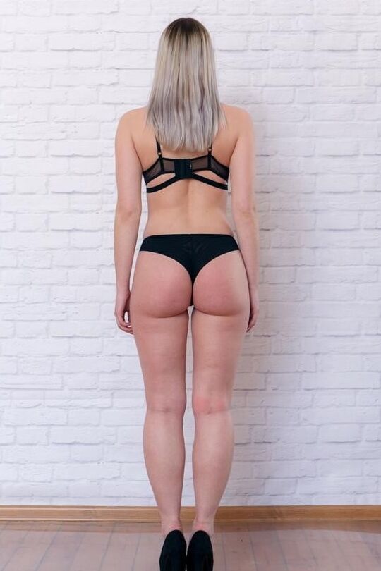 Alissa big bottom girl poses first time naked in casting
