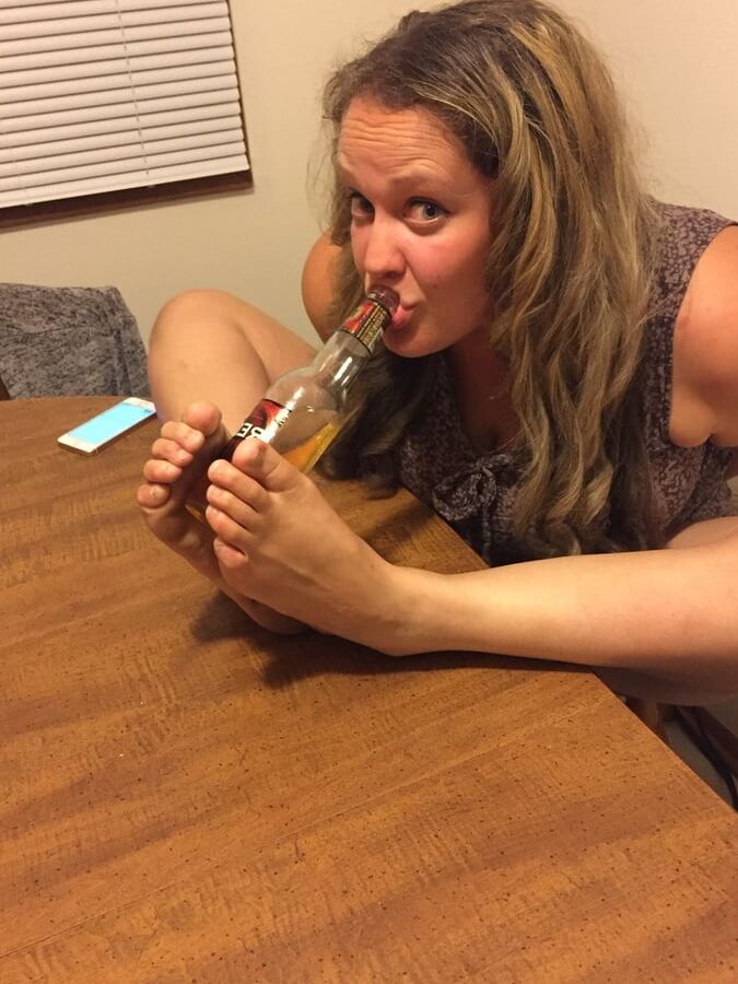 BBW Barefoot Girl Exposed