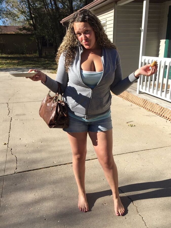 BBW Barefoot Girl Exposed