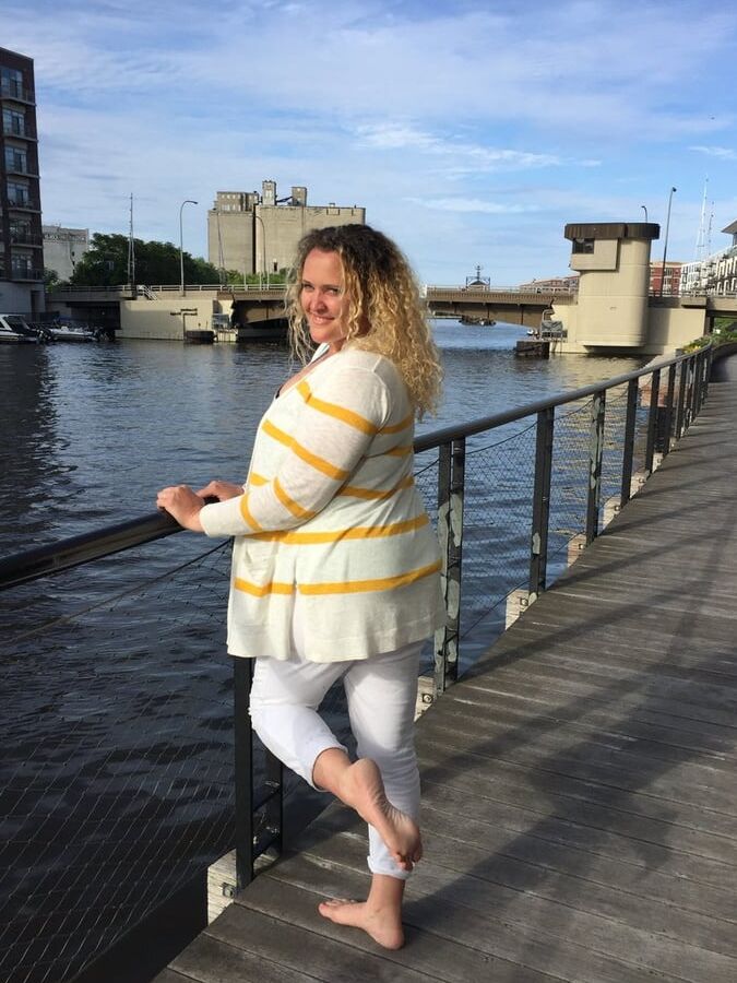BBW Barefoot Girl Exposed