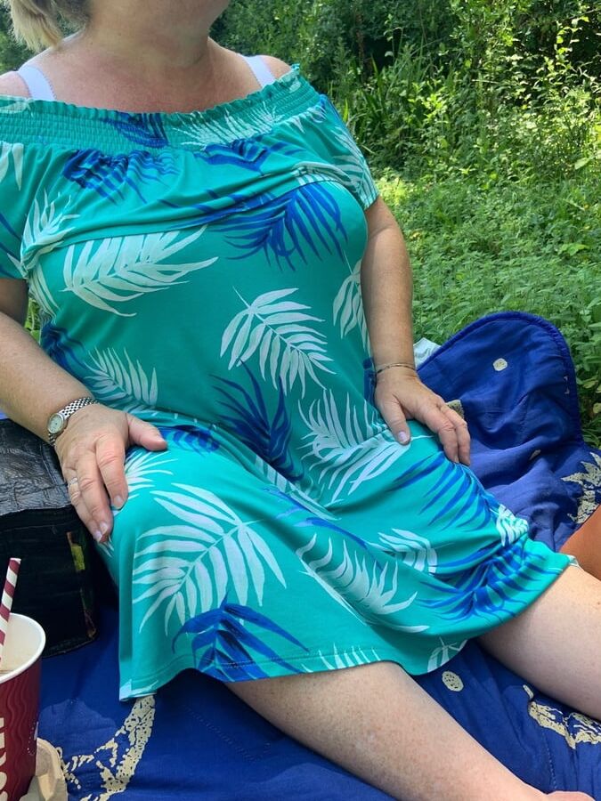 BBW-Frau spielt draußen und drinnen