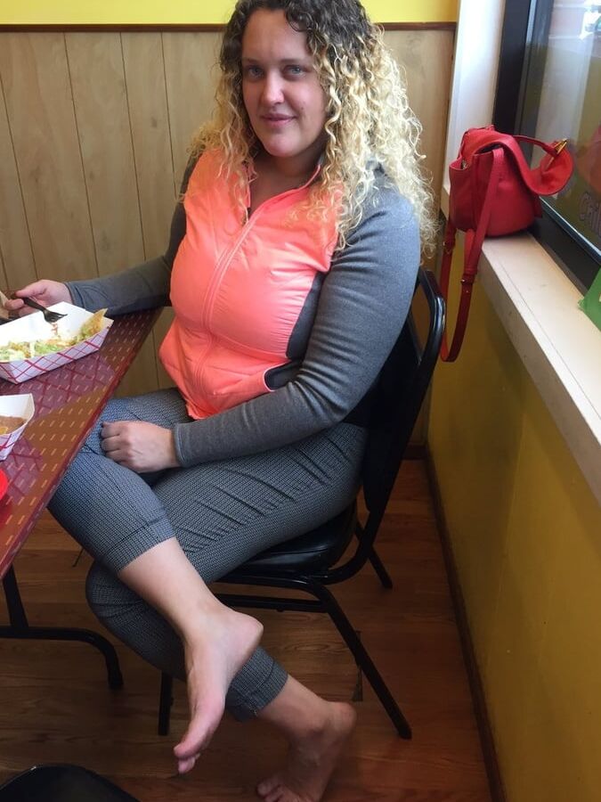 BBW Barefoot Girl Exposed