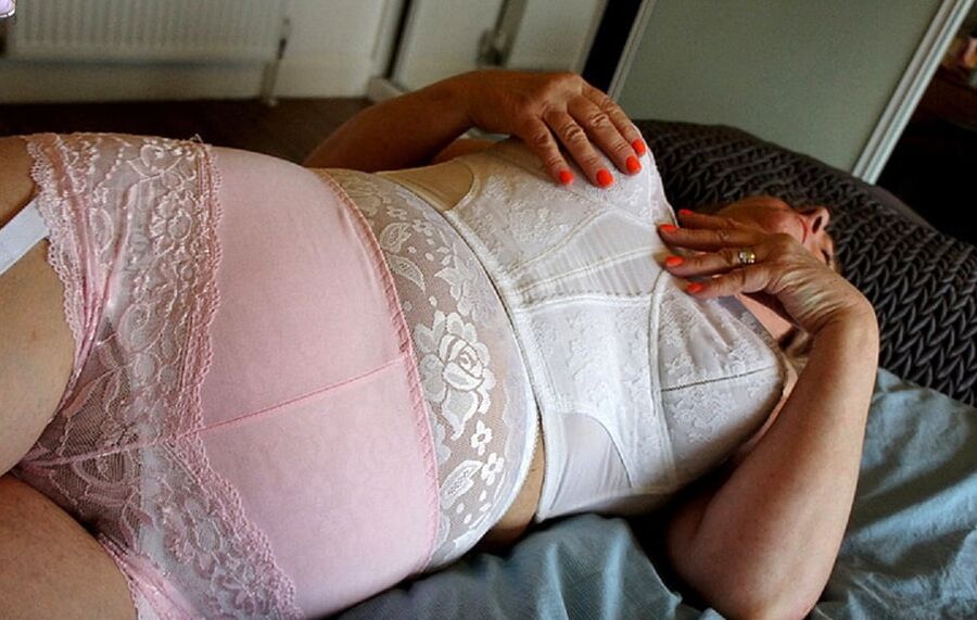Sexy vollbusige Frauen in Dessous II