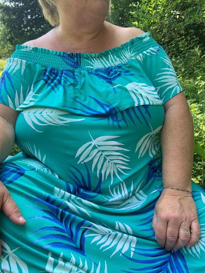 BBW-Frau spielt draußen und drinnen