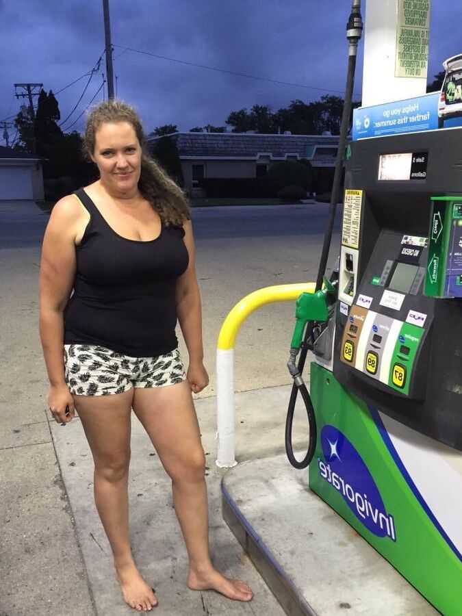 BBW Barefoot Girl Exposed