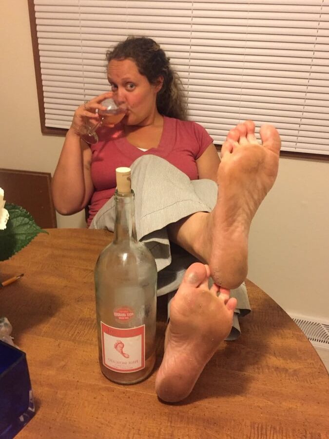 BBW Barefoot Girl Exposed