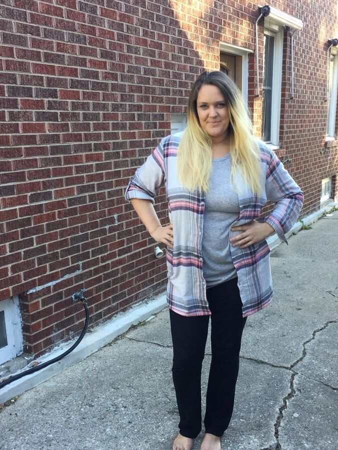 BBW Barefoot Girl Exposed