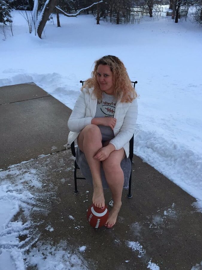 BBW Barefoot Girl Exposed