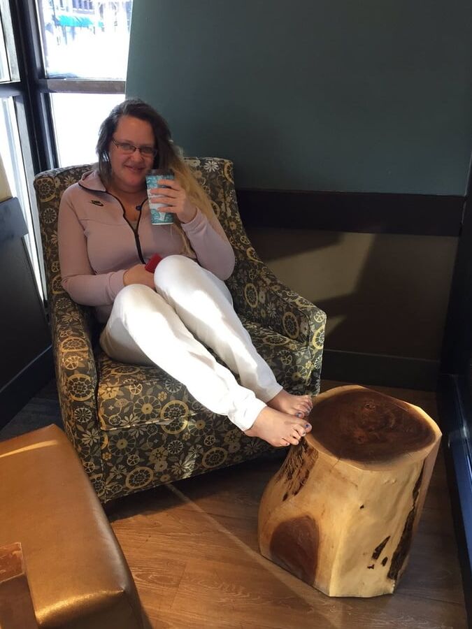 BBW Barefoot Girl Exposed