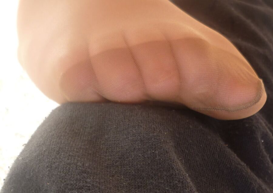 cette salope cherche ma bite sous la table avec ses pieds