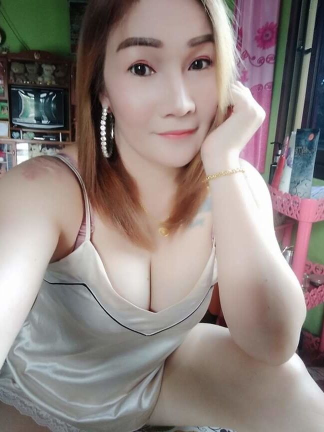 Ibu muda tetek besar