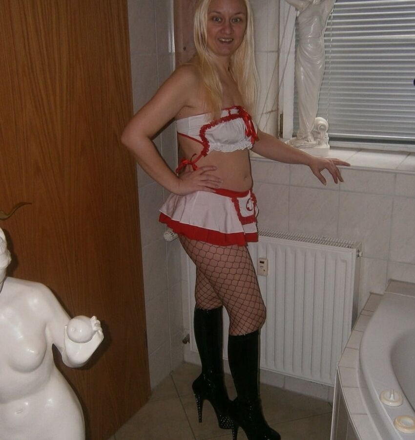 Horny amateur MILF Yvonne in hot dress