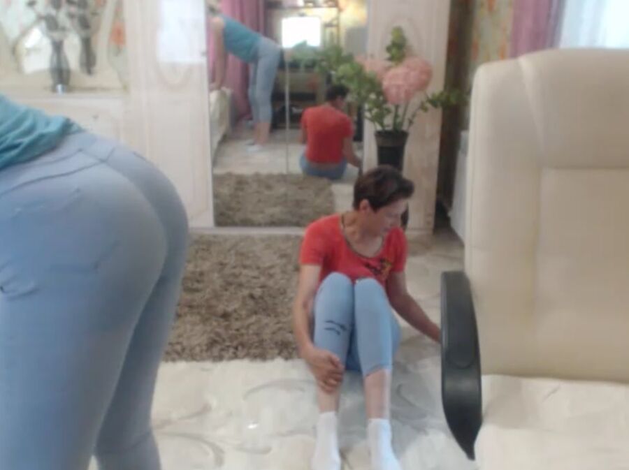 Sarah mature skinny slut masturbating on webcam