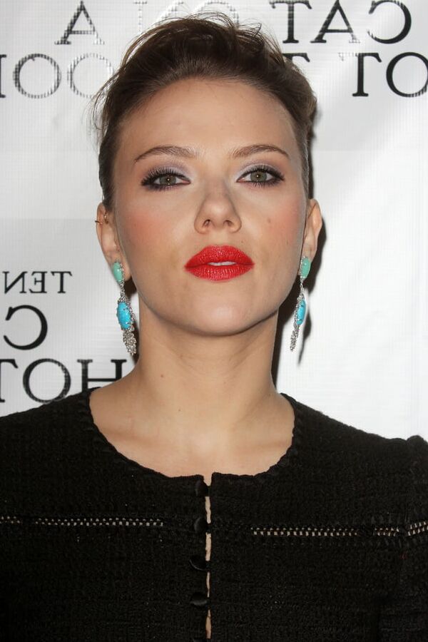 Sexy Scarlett - EW March &;