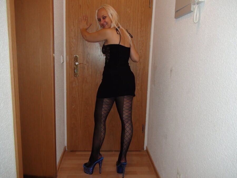 Horny amateur MILF Yvonne in hot dress