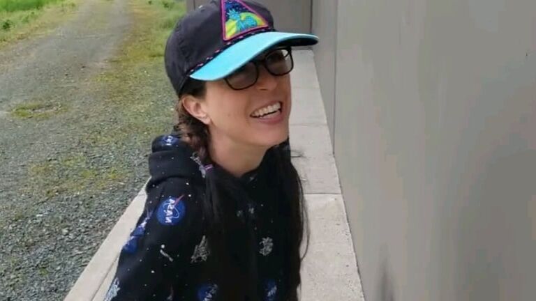 Mia figlia Valeria sa pisciare da in piedi