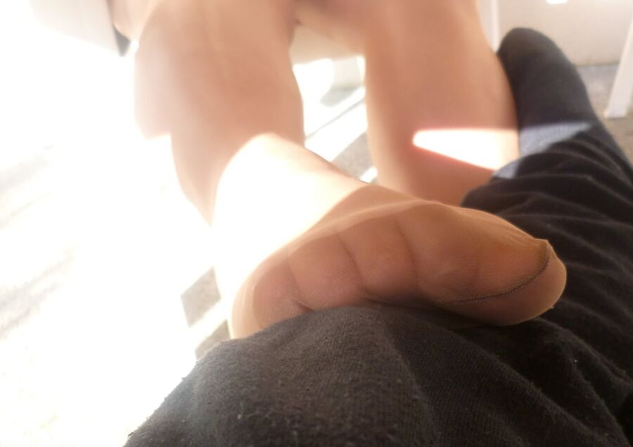 cette salope cherche ma bite sous la table avec ses pieds