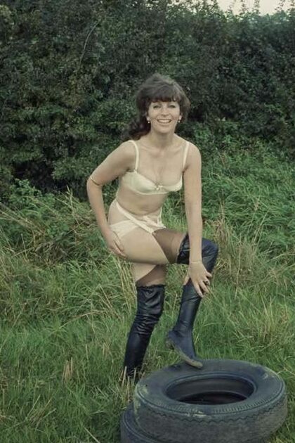 VINTAGE BOOTS, GLOVES AND PUSSY