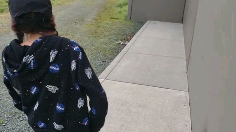 Mia figlia Valeria sa pisciare da in piedi