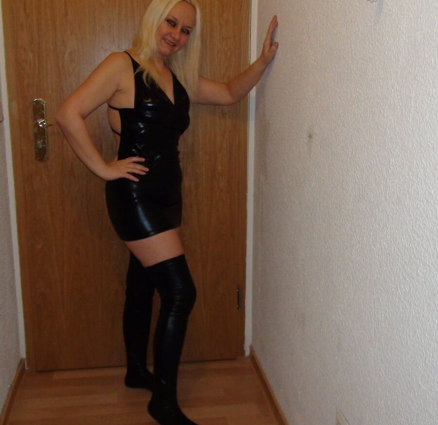 Horny amateur MILF Yvonne in hot dress