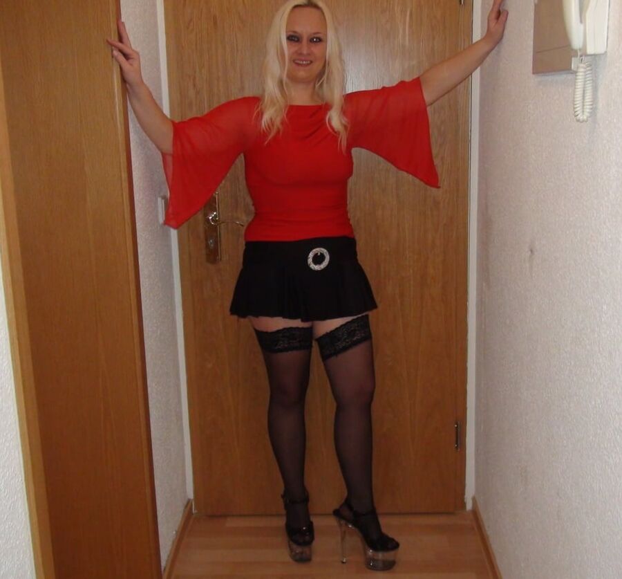Horny amateur MILF Yvonne in hot dress
